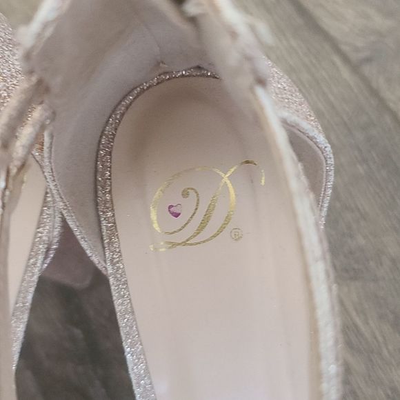 MY DELICIOUS SHOES. - Picture 9 of 9